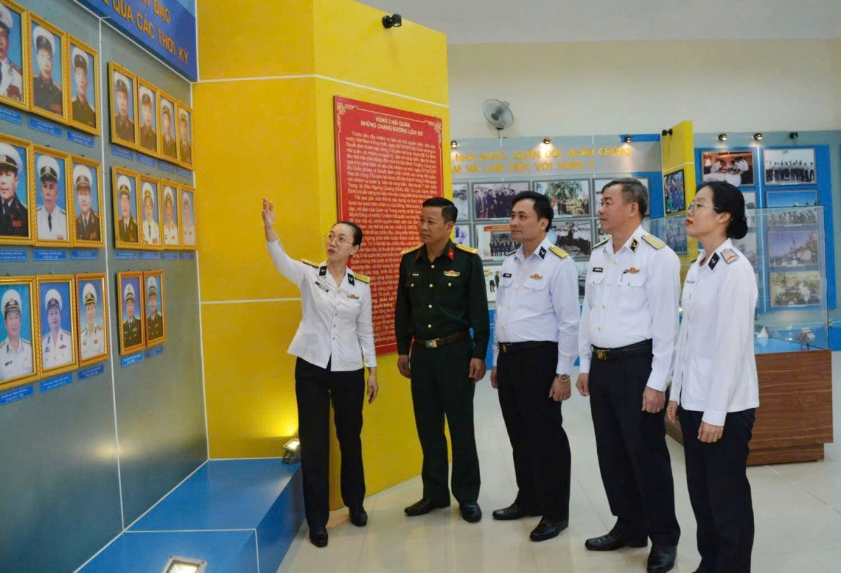 Đoàn kiểm tra ngành tuyên huấn, kế hoạch tổng hợp, nhà truyền thống Vùng 3 Đoàn kiểm tra ngành tuyên huấn, kế hoạch tổng hợp, nhà truyền thống Vùng 3