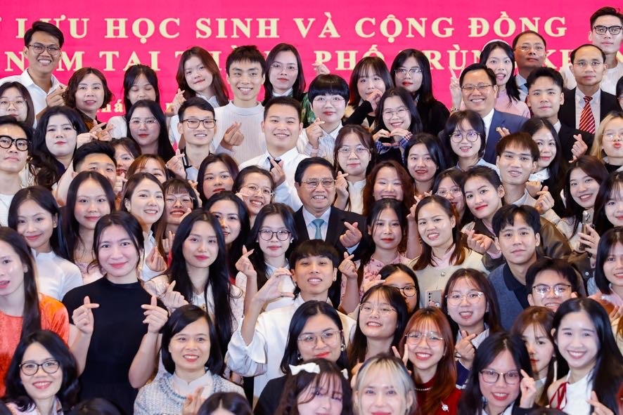 Thủ tướng chụp ảnh cùng các lưu học sinh và cộng đồng người Việt Nam tại thành phố Trùng Khánh - Ảnh: VGP/Nhật Bắc Thủ tướng chụp ảnh cùng các lưu học sinh và cộng đồng người Việt Nam tại thành phố Trùng Khánh - Ảnh: VGP/Nhật Bắc