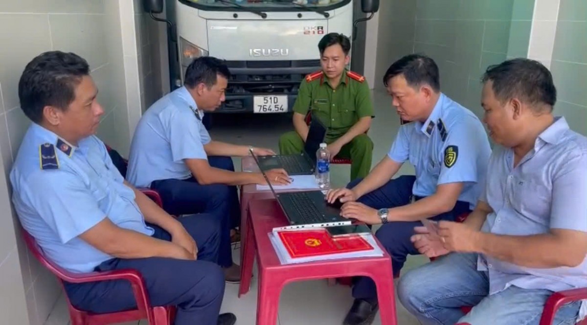 Đoàn kiểm tra làm việc với Công ty TNHH Ảnh Cục Quản lý thị trường TP. Hồ Chí Minh Đoàn kiểm tra làm việc với Công ty TNHH Ảnh Cục Quản lý thị trường TP. Hồ Chí Minh