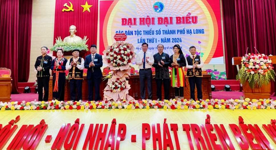 Đồng chí Lục Thành Chung, Trưởng Ban Dân tộc tỉnh, Phó trưởng Ban Chỉ đạo Đại hội Đại biểu các DTTS tỉnh tặng hoa chúc mừng Đại hội Đại biểu các dân tộc TP Hạ Long lần thứ I-2024. Đồng chí Lục Thành Chung, Trưởng Ban Dân tộc tỉnh, Phó trưởng Ban Chỉ đạo Đại hội Đại biểu các DTTS tỉnh tặng hoa chúc mừng Đại hội Đại biểu các dân tộc TP Hạ Long lần thứ I-2024.