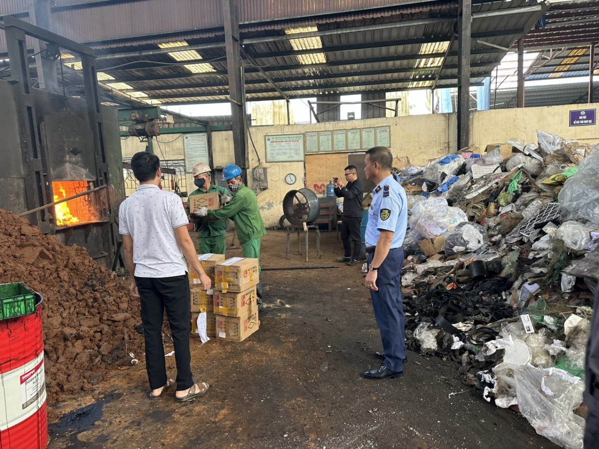 Hải Dương: Xử phạt 2 hộ kinh doanh gần 14.000 sản phẩm mỹ phẩm vi phạm qua thương mại điện tử Hải Dương: Xử phạt 2 hộ kinh doanh gần 14.000 sản phẩm mỹ phẩm vi phạm qua thương mại điện tử