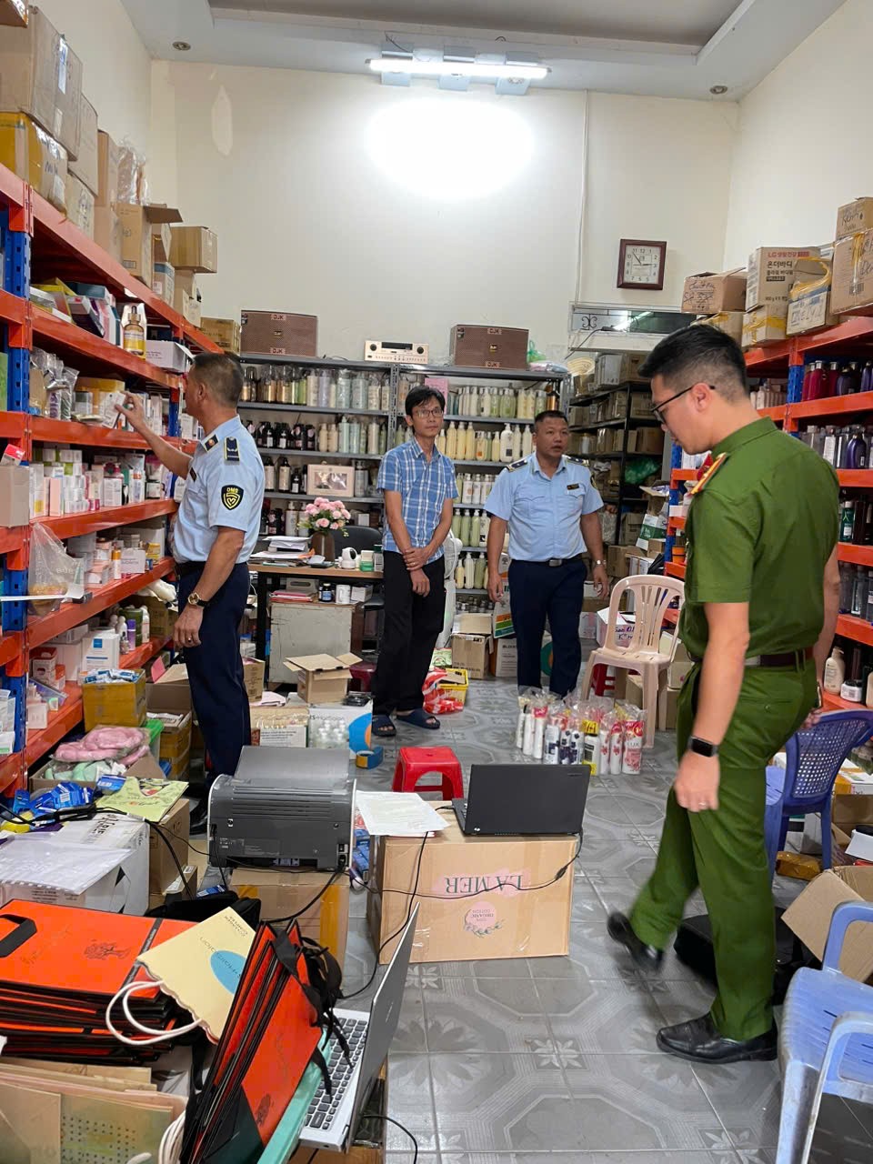 Hải Dương: Xử phạt 2 hộ kinh doanh gần 14.000 sản phẩm mỹ phẩm vi phạm qua thương mại điện tử Hải Dương: Xử phạt 2 hộ kinh doanh gần 14.000 sản phẩm mỹ phẩm vi phạm qua thương mại điện tử