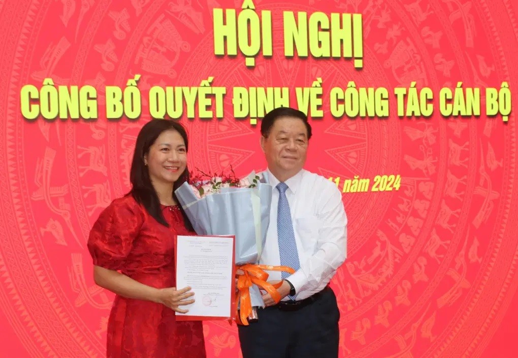 Trưởng Ban Tuyên giáo Trung ương Nguyễn Trọng Nghĩa trao Quyết định và tặng hoa chúc mừng đồng chí Hồ Hoài Linh, Phó Vụ trưởng Vụ Thông tin đối ngoại và hợp tác quốc tế. Trưởng Ban Tuyên giáo Trung ương Nguyễn Trọng Nghĩa trao Quyết định và tặng hoa chúc mừng đồng chí Hồ Hoài Linh, Phó Vụ trưởng Vụ Thông tin đối ngoại và hợp tác quốc tế.