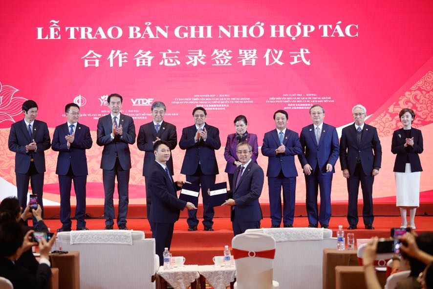 Thủ tướng chứng kiến trao bản ghi nhớ hợp tác giữa cơ quan du lịch hai nước; giữa Tổng công ty Hàng không Việt Nam (Vietnam Airlines) và Công ty TNHH Du lịch và khoa học kỹ thuật Nguyên Chi Lữ Quảng Châu về phát động đưa 299.000 khách đến Việt Nam từ 2024-2030 - Ảnh: VGP/Nhật Bắc Thủ tướng chứng kiến trao bản ghi nhớ hợp tác giữa cơ quan du lịch hai nước; giữa Tổng công ty Hàng không Việt Nam (Vietnam Airlines) và Công ty TNHH Du lịch và khoa học kỹ thuật Nguyên Chi Lữ Quảng Châu về phát động đưa 299.000 khách đến Việt Nam từ 2024-2030 - Ảnh: VGP/Nhật Bắc