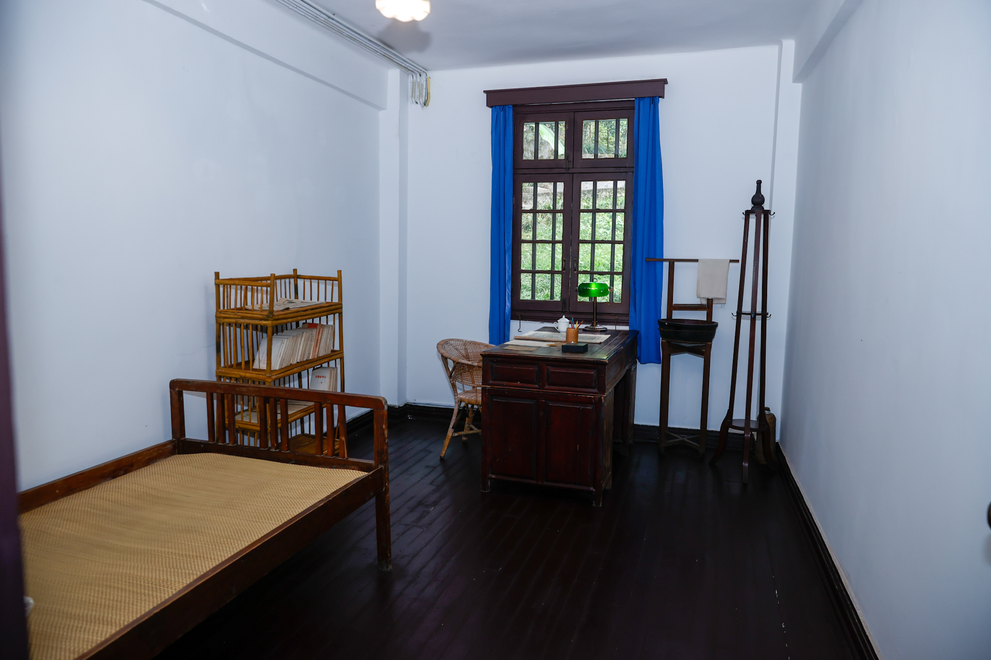 Thủ tướng thăm Nhà kỷ niệm Cách mạng Hồng Nham tại Trùng Khánh (Trung Quốc)- Ảnh 4. Thủ tướng thăm Nhà kỷ niệm Cách mạng Hồng Nham tại Trùng Khánh (Trung Quốc)- Ảnh 4.