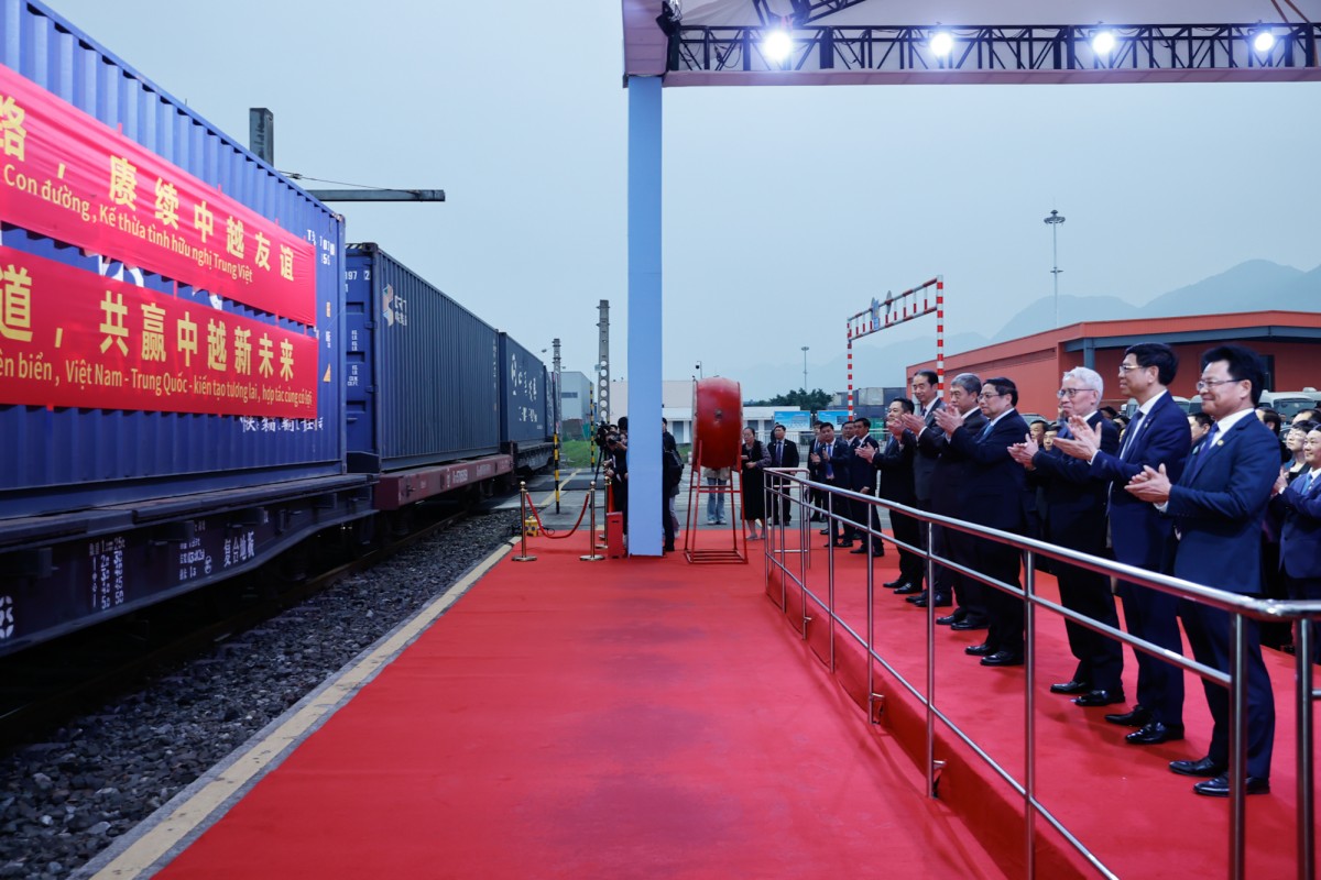 Thủ tướng tham gia lễ đón chuyến tàu nhanh ASEAN xuất phát từ Hà Nội tới Trung tâm Logistics quốc tế Trùng Khánh, Trung Quốc - Ảnh: VGP/Nhật Bắc Thủ tướng tham gia lễ đón chuyến tàu nhanh ASEAN xuất phát từ Hà Nội tới Trung tâm Logistics quốc tế Trùng Khánh, Trung Quốc - Ảnh: VGP/Nhật Bắc