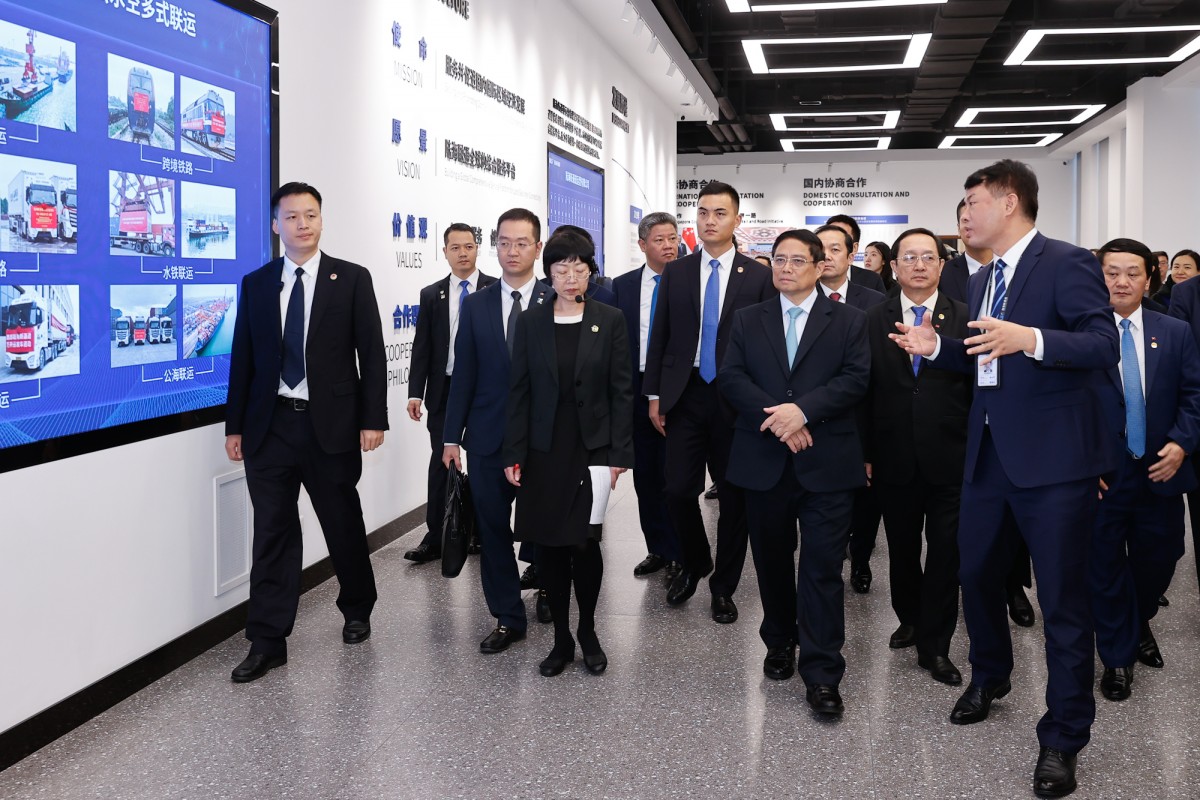 Thủ tướng nghe giới thiệu khi tham quan Trung tâm Logistics quốc tế Trùng Khánh, Trung Quốc - Ảnh: VGP/Nhật Bắc Thủ tướng nghe giới thiệu khi tham quan Trung tâm Logistics quốc tế Trùng Khánh, Trung Quốc - Ảnh: VGP/Nhật Bắc