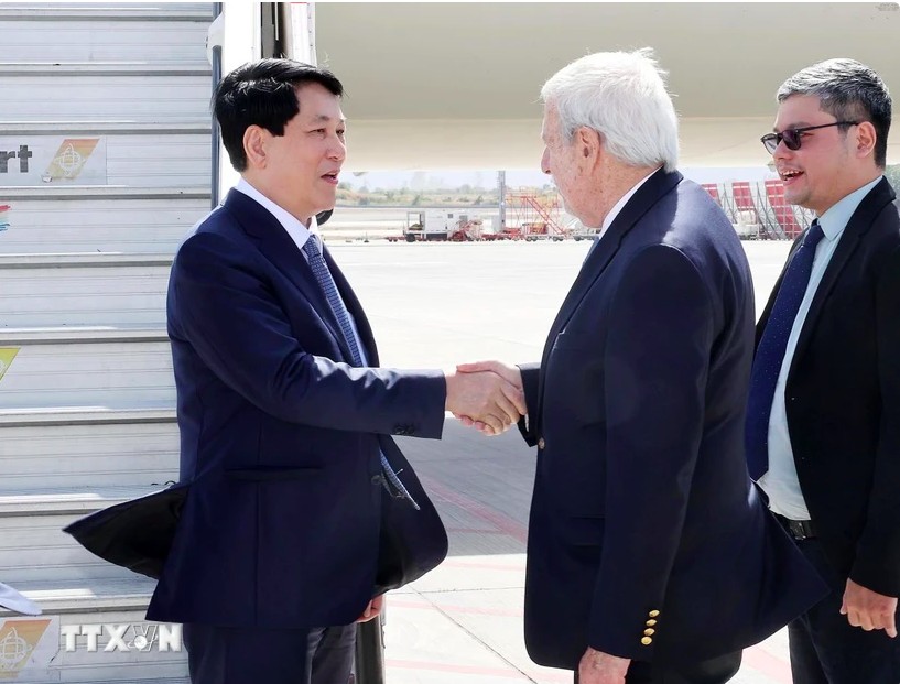 Bộ trưởng Bộ Ngoại giao Chile Alberto van Klaveren Stork đón Chủ tịch nước Lương Cường tại Sân bay Quốc tế Santiago. (Ảnh: Lâm Khánh/TTXVN) Bộ trưởng Bộ Ngoại giao Chile Alberto van Klaveren Stork đón Chủ tịch nước Lương Cường tại Sân bay Quốc tế Santiago. (Ảnh: Lâm Khánh/TTXVN)