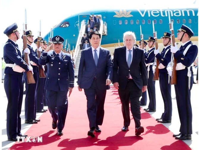 Lễ đón Chủ tịch nước Lương Cường tại Sân bay Quốc tế Santiago, Chile. (Ảnh: Lâm Khánh/TTXVN) Lễ đón Chủ tịch nước Lương Cường tại Sân bay Quốc tế Santiago, Chile. (Ảnh: Lâm Khánh/TTXVN)