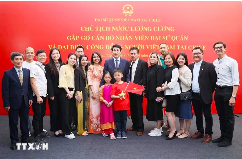Chủ tịch nước Lương Cường với đại diện cộng đồng người Việt Nam tại Chile. (Ảnh: Lâm Khánh/TTXVN) Chủ tịch nước Lương Cường với đại diện cộng đồng người Việt Nam tại Chile. (Ảnh: Lâm Khánh/TTXVN)