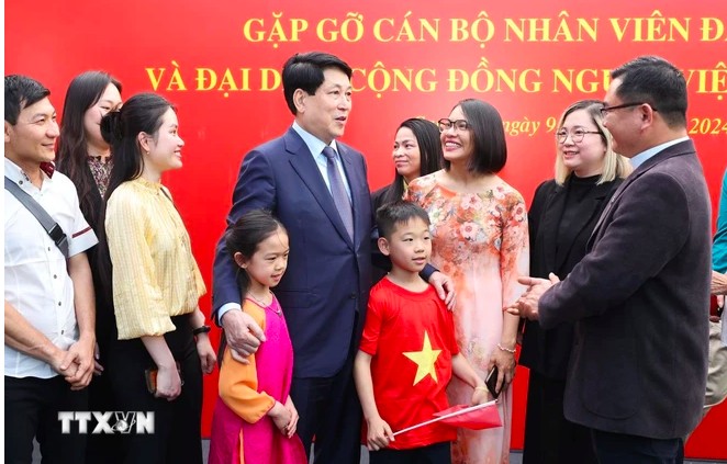 Chủ tịch nước Lương Cường nói chuyện với đại diện cộng đồng người Việt Nam đang sinh sống, làm việc tại Chile. (Ảnh: Lâm Khánh/TTXVN) Chủ tịch nước Lương Cường nói chuyện với đại diện cộng đồng người Việt Nam đang sinh sống, làm việc tại Chile. (Ảnh: Lâm Khánh/TTXVN)
