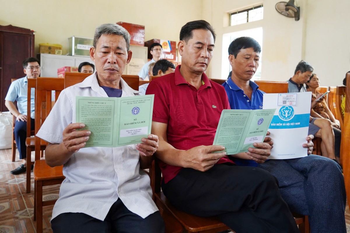 Chương trình tặng sổ bảo hiểm xã hội, thẻ bảo hiểm y tế cho người có hoàn cảnh khó khăn. Qua đó, nhằm hỗ trợ những người nghèo, người yếu thế tham gia lưới an sinh.  Chương trình tặng sổ bảo hiểm xã hội, thẻ bảo hiểm y tế cho người có hoàn cảnh khó khăn. Qua đó, nhằm hỗ trợ những người nghèo, người yếu thế tham gia lưới an sinh.