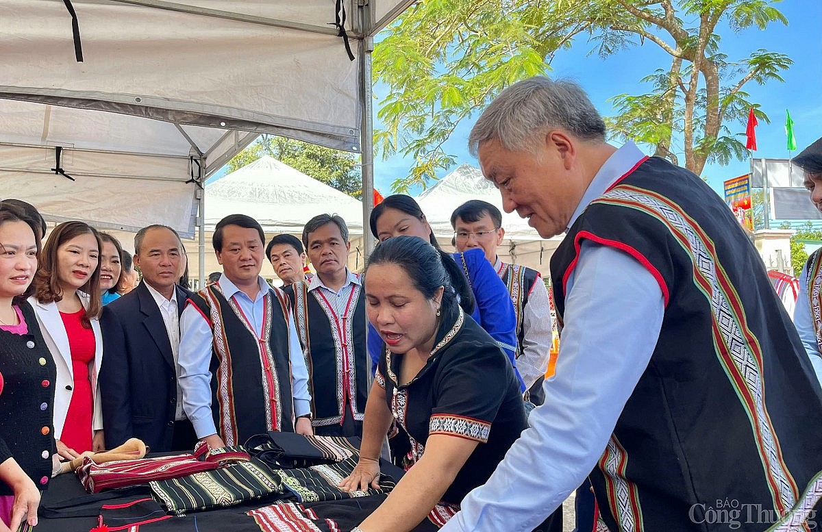 Phó Thủ tướng Thường trực Nguyễn Hoà Bình: Phát huy bản sắc, đưa Ia Nueng thành điểm sáng du lịch cộng đồng