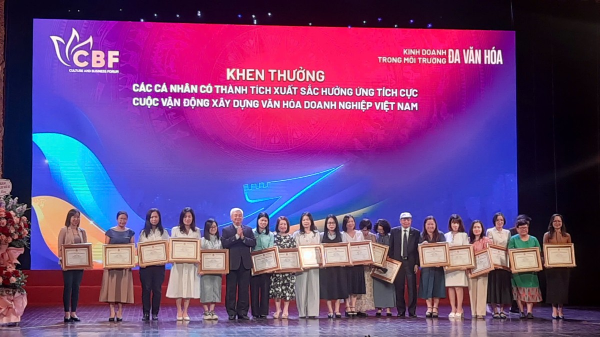 , Ban tổ chức 248 đã trao tặng Bằng khen cho 19 đại diện cơ quan báo chí đã tích cực hưởng ứng Cuộc vận động “Xây dựng văn hóa doanh nghiệp Việt Nam”. , Ban tổ chức 248 đã trao tặng Bằng khen cho 19 đại diện cơ quan báo chí đã tích cực hưởng ứng Cuộc vận động “Xây dựng văn hóa doanh nghiệp Việt Nam”.