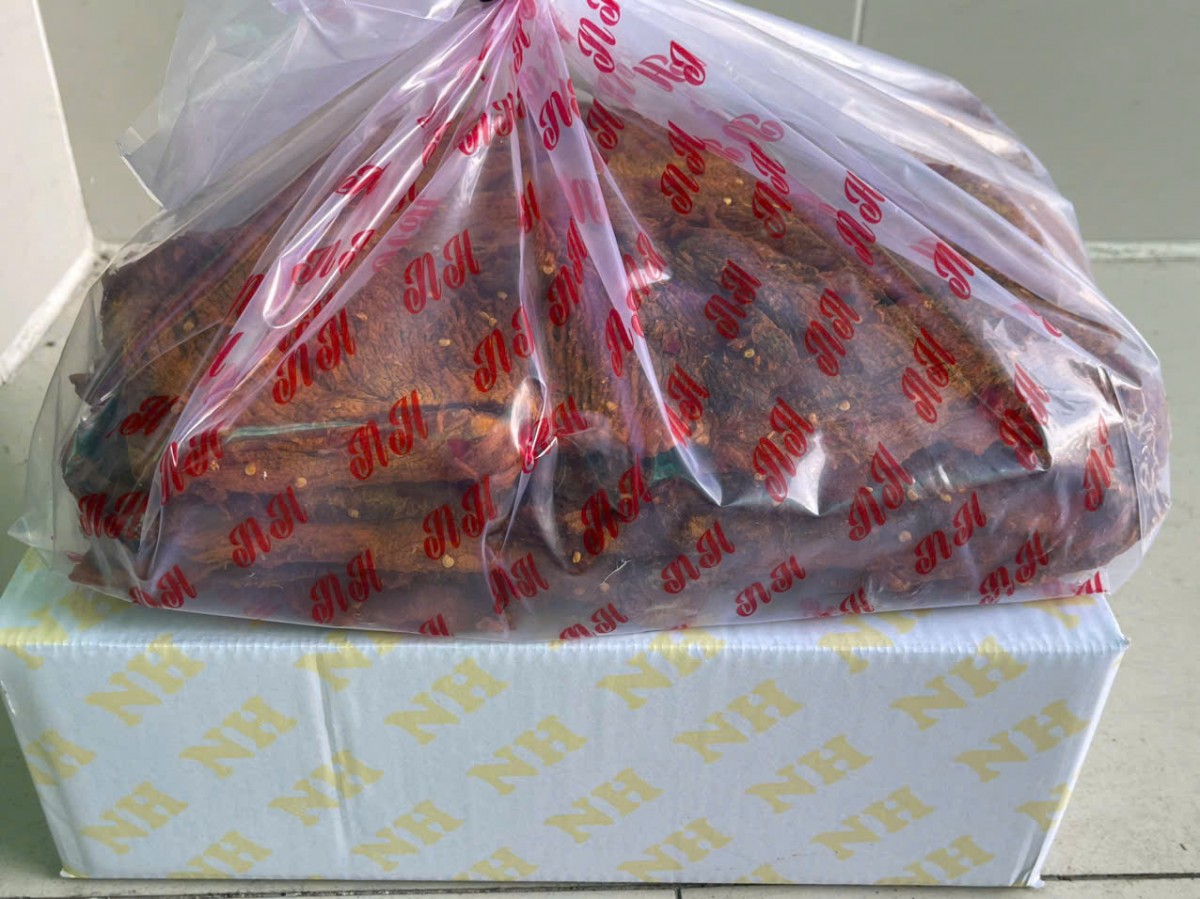 Thịt bò khô  Thịt bò khô "4 không" vừa được Đội Quản lý thị trường số 18 phát hiện và tạm giữ. Ảnh Cục Quản lý thị trường TP. Hồ Chí Minh