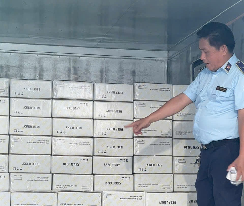 Lô hàng thịt bò khô được cho là của Công ty TNHH Thực phẩm Nhật Hưng chào bán trên mạng xã hội. Ảnh Cục Quản lý thị trường TP. Hồ Chí Minh TP. Hồ Chí Minh Lô hàng thịt bò khô được cho là của Công ty TNHH Thực phẩm Nhật Hưng chào bán trên mạng xã hội. Ảnh Cục Quản lý thị trường TP. Hồ Chí Minh