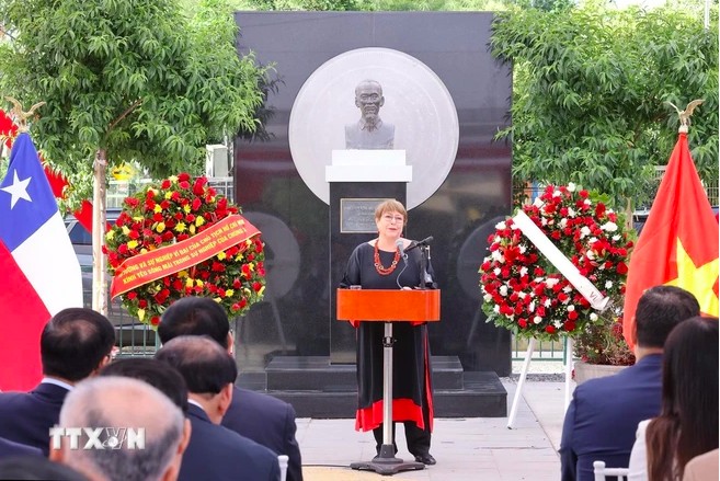 Nguyên Tổng thống Chile Michelle Bachelet phát biểu tại lễ dâng hoa trước Tượng đài Chủ tịch Hồ Chí Minh. (Ảnh: Lâm Khánh/TTXVN) Nguyên Tổng thống Chile Michelle Bachelet phát biểu tại lễ dâng hoa trước Tượng đài Chủ tịch Hồ Chí Minh. (Ảnh: Lâm Khánh/TTXVN)