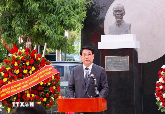 Chủ tịch nước Lương Cường và nguyên Tổng thống Chile Michell Bachellet tại lễ dâng hoa trước Tượng đài Chủ tịch Hồ Chí Minh ở Santiago de Chile. (Ảnh: Lâm Khánh/TTXVN) Chủ tịch nước Lương Cường và nguyên Tổng thống Chile Michell Bachellet tại lễ dâng hoa trước Tượng đài Chủ tịch Hồ Chí Minh ở Santiago de Chile. (Ảnh: Lâm Khánh/TTXVN)