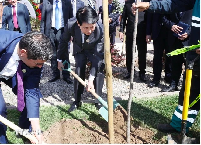 Chủ tịch nước Lương Cường và nguyên Tổng thống Chile Michell Bachellet tại lễ dâng hoa trước Tượng đài Chủ tịch Hồ Chí Minh ở Santiago de Chile. (Ảnh: Lâm Khánh/TTXVN) Chủ tịch nước Lương Cường và nguyên Tổng thống Chile Michell Bachellet tại lễ dâng hoa trước Tượng đài Chủ tịch Hồ Chí Minh ở Santiago de Chile. (Ảnh: Lâm Khánh/TTXVN)