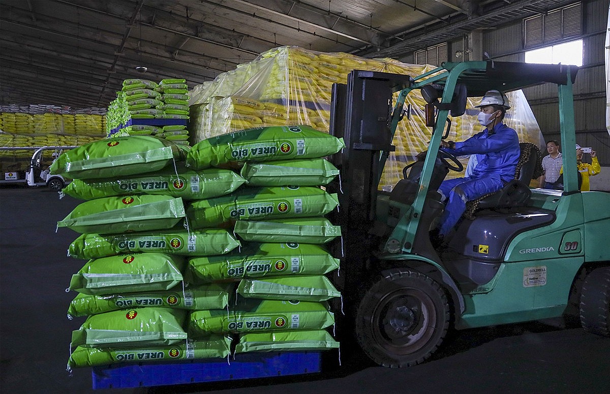công nhân đang vận chuyển phân bón trong kho tại Nhà máy Đạm Cà Mau công nhân đang vận chuyển phân bón trong kho tại Nhà máy Đạm Cà Mau
