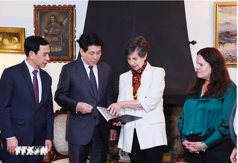 Chủ tịch nước Lương Cường và Thượng nghị sỹ Isabel Allende xem một số hình ảnh về Tổng thống Chile Salvador Allende. (Ảnh: Lâm Khánh/TTXVN) Chủ tịch nước Lương Cường và Thượng nghị sỹ Isabel Allende xem một số hình ảnh về Tổng thống Chile Salvador Allende. (Ảnh: Lâm Khánh/TTXVN)