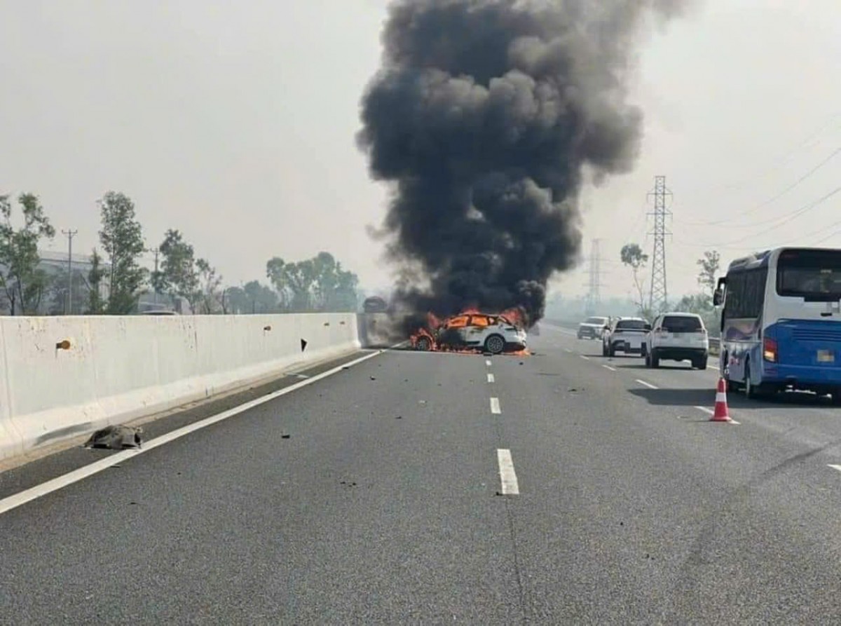 Tai nạn giao thông tại cao tốc Hà Nội - Hải Phòng khiến ô tô bốc cháy dữ dội (Ảnh: Bạn đọc cung cấp). Tai nạn giao thông tại cao tốc Hà Nội - Hải Phòng khiến ô tô bốc cháy dữ dội (Ảnh: Bạn đọc cung cấp).