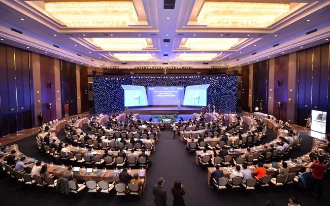 Quang cảnh hội nghị bàn tròn về “Phát triển và ứng dụng trí tuệ nhân tạo hẹp trong nền kinh tế số” trong Tuần lễ số quốc tế Việt Nam lần thứ 2 tại TP Hạ Long. Ảnh: Bộ TT&TT