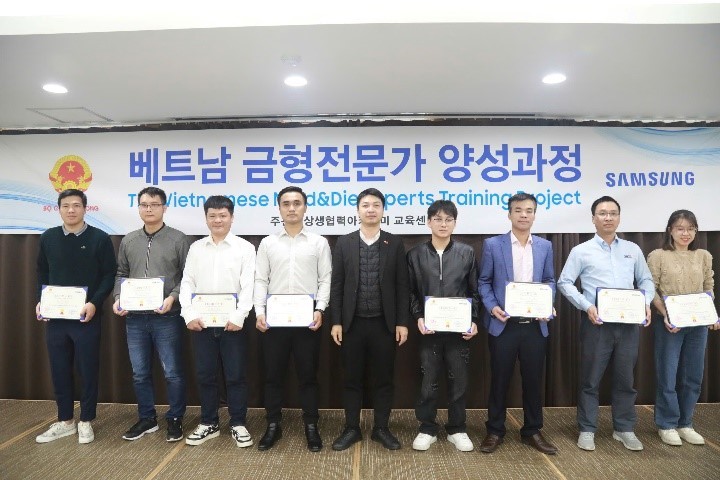 Ông Đào Trọng Tiến trao chứng nhận cho học viên Ông Đào Trọng Tiến trao chứng nhận cho học viên