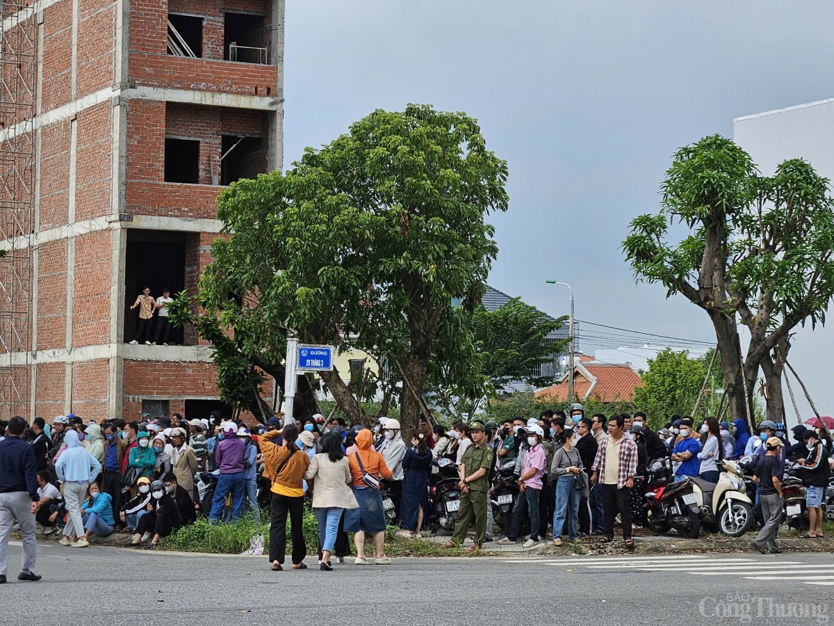 Hàng trăm người dân là khách hàng của công ty GFDI kéo đến trụ sở công ty này hôm 8/11 khi nghe tin công ty mất khả năng chi trả Hàng trăm người dân là khách hàng của công ty GFDI kéo đến trụ sở công ty này hôm 8/11 khi nghe tin công ty mất khả năng chi trả