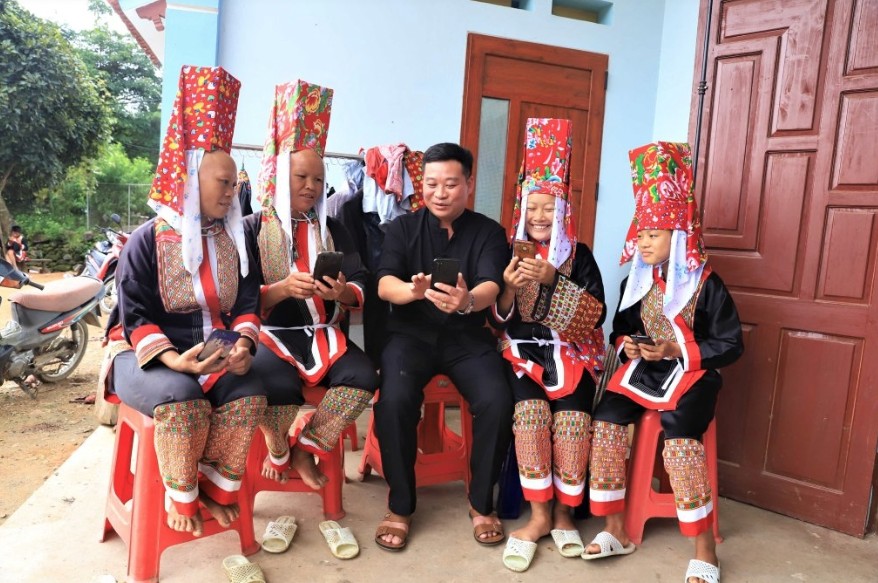 Cán bộ xã Đồng Tâm (Bình Liêu) hướng dẫn người dân sử dụng điện thoại thông minh để cài đặt các ứng dụng bảo hiểm xã hội trên ứng dụng VNeID Cán bộ xã Đồng Tâm (Bình Liêu) hướng dẫn người dân sử dụng điện thoại thông minh để cài đặt các ứng dụng bảo hiểm xã hội trên ứng dụng VNeID