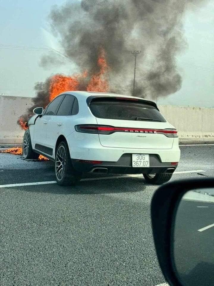 Ảnh hiện trường khi chiếc Porsche Macan bị cháy sau va chạm. Ảnh: Trắng Auto Ảnh hiện trường khi chiếc Porsche Macan bị cháy sau va chạm. Ảnh: Trắng Auto