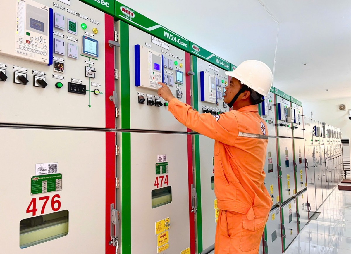 undefined PC Đắk Nông kiểm tra thông số kỹ thuật tại trạm biến áp 110kV