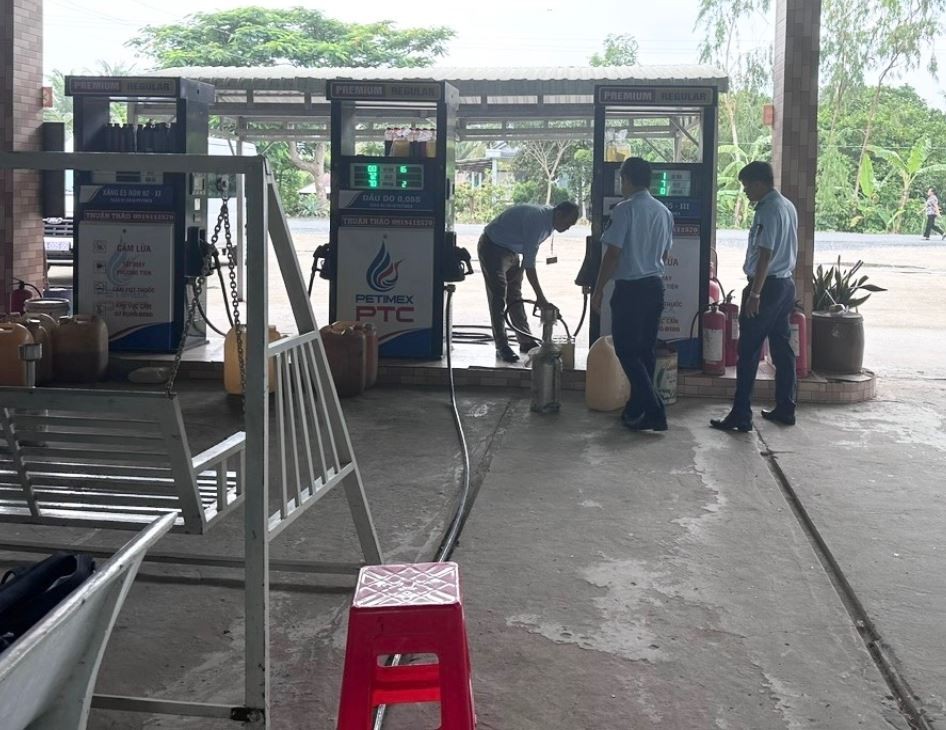 Cục Quản lý thị trường tỉnh Sóc Trăng kiểm tra cơ sở kinh doanh xăng dầu trên địa bàn. Cục Quản lý thị trường tỉnh Sóc Trăng Cục Quản lý thị trường tỉnh Sóc Trăng kiểm tra cơ sở kinh doanh xăng dầu trên địa bàn. Cục Quản lý thị trường tỉnh Sóc Trăng