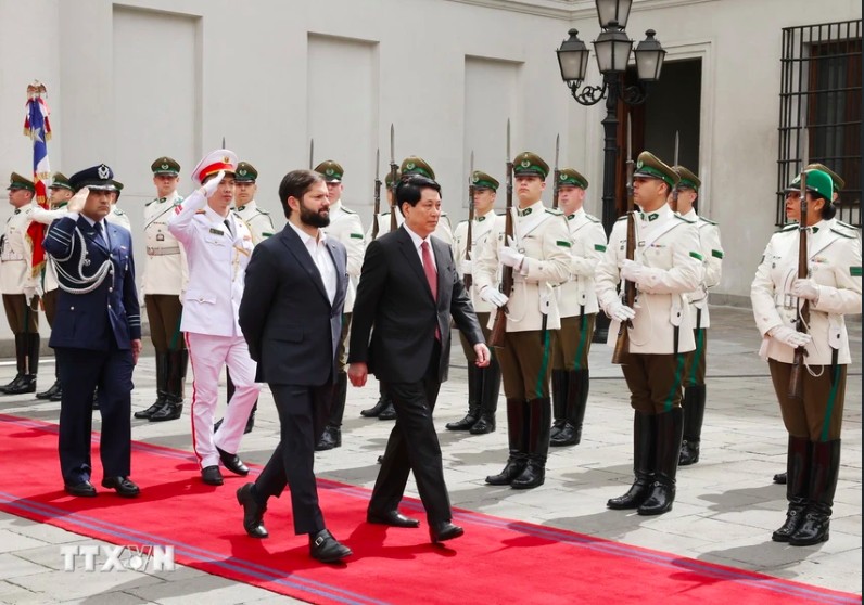 Chủ tịch nước Lương Cường và Tổng thống Chile Gabriel Boric duyệt đội danh dự. (Ảnh: Lâm Khánh/TTXVN) Chủ tịch nước Lương Cường và Tổng thống Chile Gabriel Boric duyệt đội danh dự. (Ảnh: Lâm Khánh/TTXVN)