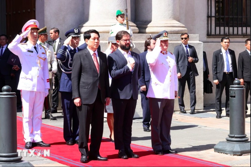 Chủ tịch nước Lương Cường và Tổng thống Chile Gabriel Boric thực hiện nghi lễ chào cờ. (Ảnh: Lâm Khánh/TTXVN) Chủ tịch nước Lương Cường và Tổng thống Chile Gabriel Boric thực hiện nghi lễ chào cờ. (Ảnh: Lâm Khánh/TTXVN)