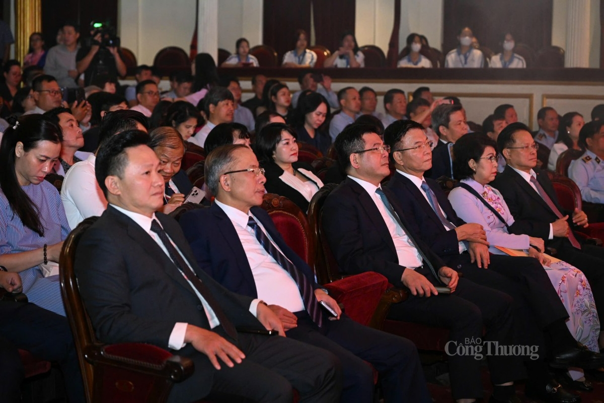 Gala 15 năm ngành Công Thương thực hiện Cuộc vận động Người Việt Nam ưu tiên dùng hàng Việt Nam Gala 15 năm ngành Công Thương thực hiện Cuộc vận động Người Việt Nam ưu tiên dùng hàng Việt Nam