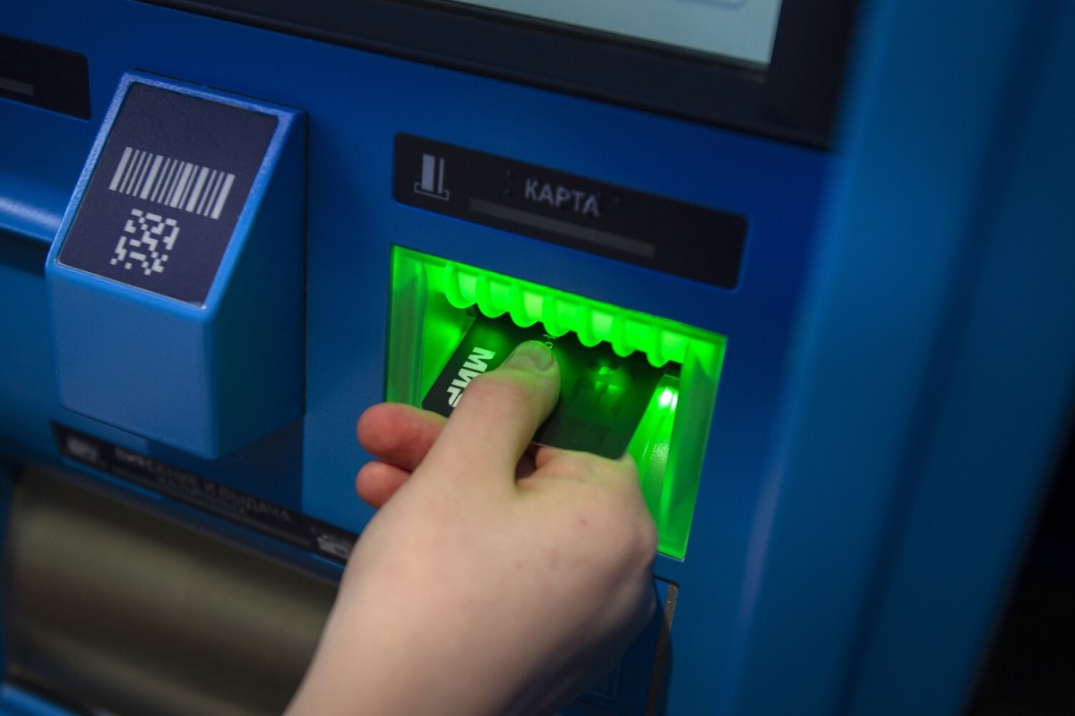 Iran và Nga đã chính thức kết nối mạng lưới liên ngân hàng của hai nước, cho phép sử dụng thẻ ngân hàng Iran trong mạng lưới ATM của Nga. Iran và Nga đã chính thức kết nối mạng lưới liên ngân hàng của hai nước, cho phép sử dụng thẻ ngân hàng Iran trong mạng lưới ATM của Nga.