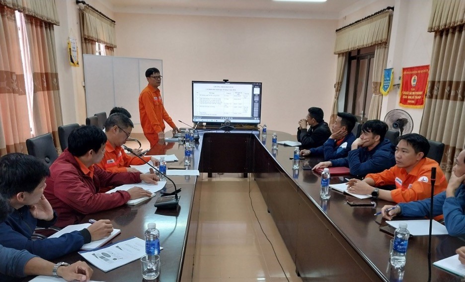 Anh Nguyễn Trí Thức bồi dưỡng kiến thức nghề cho cán bộ công nhân viên trong Phân xưởng Vận hành (Ảnh: Lê Phương) Anh Nguyễn Trí Thức bồi dưỡng kiến thức nghề cho cán bộ công nhân viên trong Phân xưởng Vận hành (Ảnh: Lê Phương)