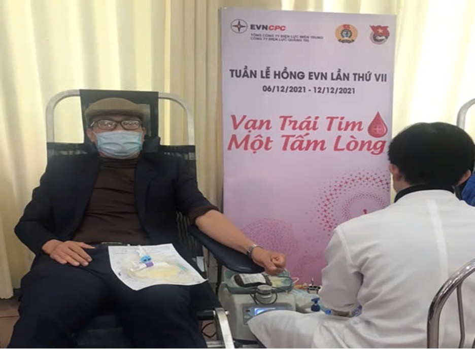 Anh Nguyễn Trí Thức hiến máu tại “Tuần lễ hồng EVN lần thứ VII” (Ảnh: Lê Phương) Anh Nguyễn Trí Thức hiến máu tại “Tuần lễ hồng EVN lần thứ VII” (Ảnh: Lê Phương)