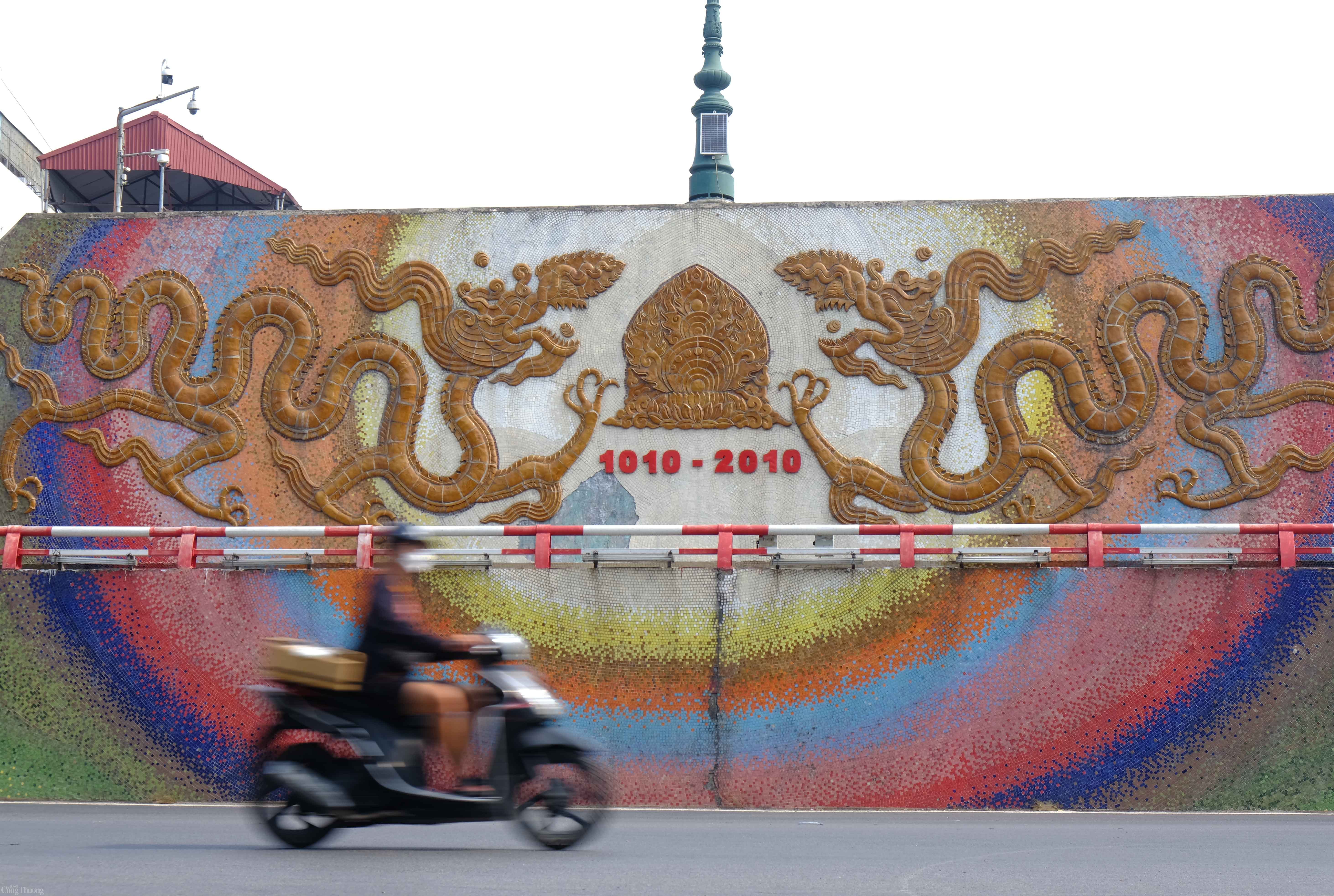 Con đường gốm sứ ven sông Hồng dài hơn 3,8 km, đây là công trình nghệ thuật chào đón đại lễ 1.000 năm Thăng Long - Hà Nội. Đáng chú ý, con đường này từng được Tổ chức Guinness thế giới công nhận là bức tranh gốm dài nhất thế giới. Sự kỳ công tỉ mỉ của những người nghệ sĩ đã giúp con đường này là nơi thu hút khách du lịch tới thăm, trở thành niềm tự hào của người dân Thủ đô. Ảnh: Trần Đình Con đường gốm sứ ven sông Hồng dài hơn 3,8 km, đây là công trình nghệ thuật chào đón đại lễ 1.000 năm Thăng Long - Hà Nội. Đáng chú ý, con đường này từng được Tổ chức Guinness thế giới công nhận là bức tranh gốm dài nhất thế giới. Sự kỳ công tỉ mỉ của những người nghệ sĩ đã giúp con đường này là nơi thu hút khách du lịch tới thăm, trở thành niềm tự hào của người dân Thủ đô. Ảnh: Trần Đình