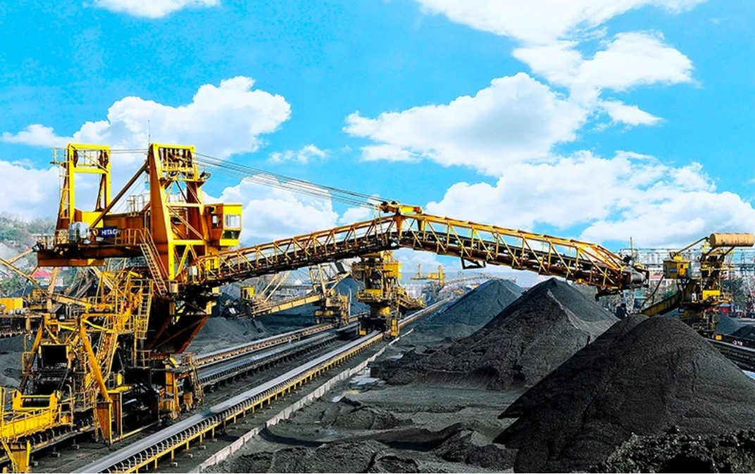 Trải qua 88 năm, lớp lớp thợ mỏ đã luôn gìn giữ, hun đúc, phát huy hiệu quả truyền thống tốt đẹp của ngành than. Trải qua 88 năm, lớp lớp thợ mỏ đã luôn gìn giữ, hun đúc, phát huy hiệu quả truyền thống tốt đẹp của ngành than.