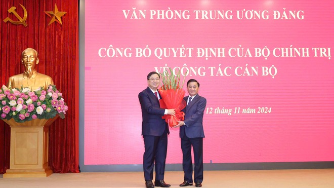 Đồng chí Trần Cẩm Tú, Ủy viên Bộ Chính trị, Thường trực Ban Bí thư, Chủ nhiệm Ủy ban Kiểm tra Trung ương trao Quyết định cho đồng chí Phạm Gia Túc. Ảnh: ANTĐ Đồng chí Trần Cẩm Tú, Ủy viên Bộ Chính trị, Thường trực Ban Bí thư, Chủ nhiệm Ủy ban Kiểm tra Trung ương trao Quyết định cho đồng chí Phạm Gia Túc. Ảnh: ANTĐ
