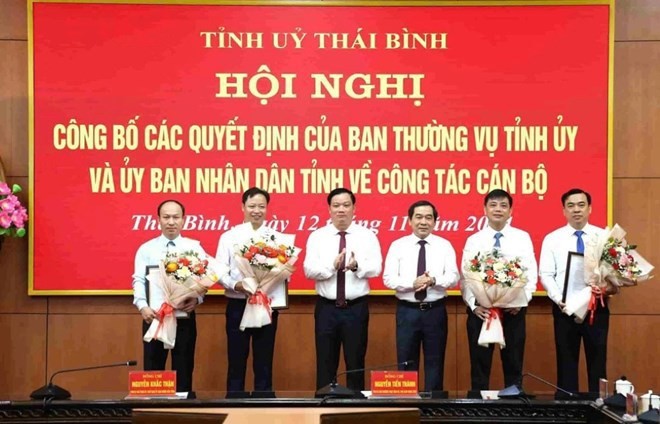 Các đồng chí: Nguyễn Tiến Thành, Phó Bí thư Thường trực Tỉnh ủy, Chủ tịch HĐND tỉnh; Nguyễn Khắc Thận, Phó Bí thư Tỉnh ủy, Chủ tịch UBND tỉnh trao quyết định và tặng hoa chúc mừng các đồng chí được luân chuyển, điều động. Ảnh: Nam Hồng Các đồng chí: Nguyễn Tiến Thành, Phó Bí thư Thường trực Tỉnh ủy, Chủ tịch HĐND tỉnh; Nguyễn Khắc Thận, Phó Bí thư Tỉnh ủy, Chủ tịch UBND tỉnh trao quyết định và tặng hoa chúc mừng các đồng chí được luân chuyển, điều động. Ảnh: Nam Hồng