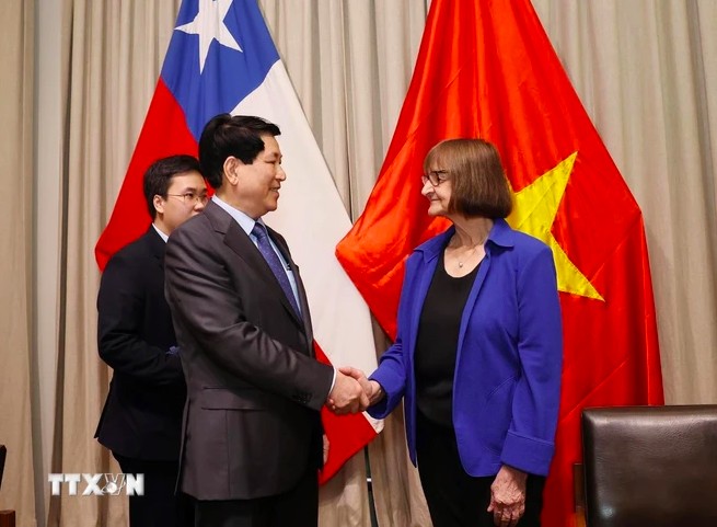 Chủ tịch nước Lương Cường với Hiệu trưởng Đại học Chile. (Ảnh: Lâm Khánh/TTXVN) Chủ tịch nước Lương Cường với Hiệu trưởng Đại học Chile. (Ảnh: Lâm Khánh/TTXVN)