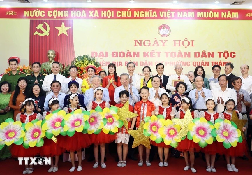 Tổng Bí thư Tô Lâm, Chủ tịch Quốc hội Trần Thanh Mẫn với cán bộ, nhân dân phường Quán Thánh, quận Ba Đình, Hà Nội. Tổng Bí thư Tô Lâm, Chủ tịch Quốc hội Trần Thanh Mẫn với cán bộ, nhân dân phường Quán Thánh, quận Ba Đình, Hà Nội.