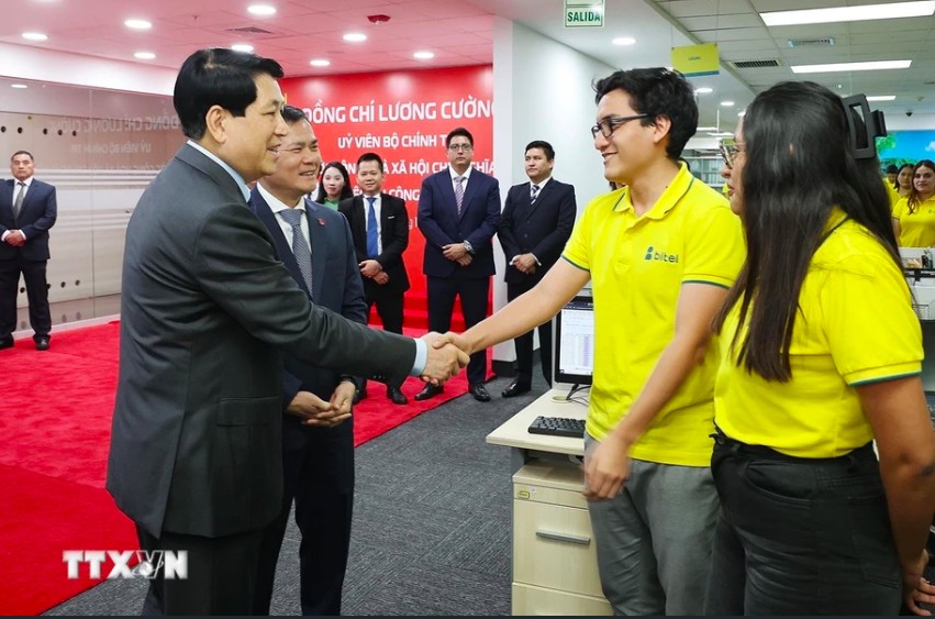 Chủ tịch nước Lương Cường thăm và làm việc tại Công ty viễn thông Bitel Chủ tịch nước Lương Cường thăm và làm việc tại Công ty viễn thông Bitel
