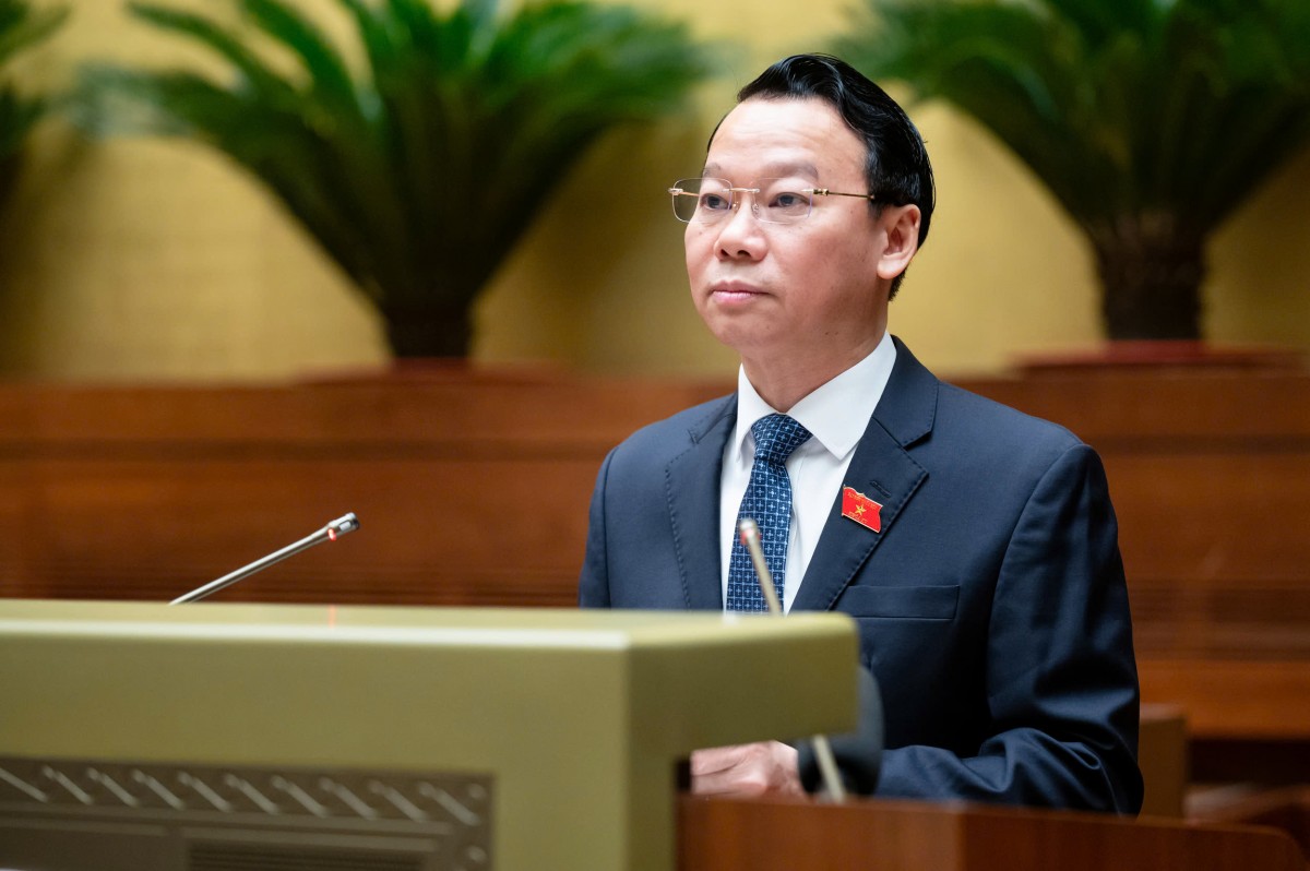 Bộ trưởng Bộ Tài nguyên và Môi trường Đỗ Đức Duy trình bày Tờ trình Bộ trưởng Bộ Tài nguyên và Môi trường Đỗ Đức Duy trình bày Tờ trình