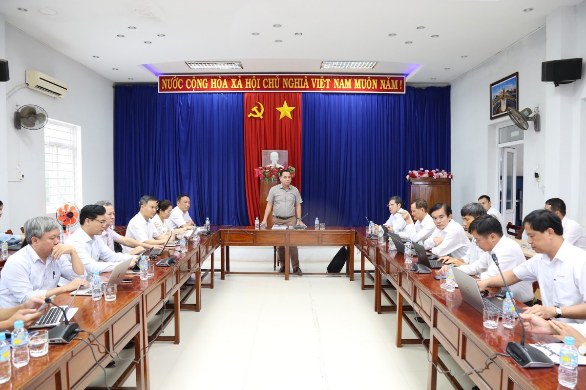 Chủ tịch HĐTV EVNCPC Nguyễn Thanh làm việc tại Điện lực Bồng Sơn (Ảnh: Xuân Thái) Chủ tịch HĐTV EVNCPC Nguyễn Thanh làm việc tại Điện lực Bồng Sơn (Ảnh: Xuân Thái)