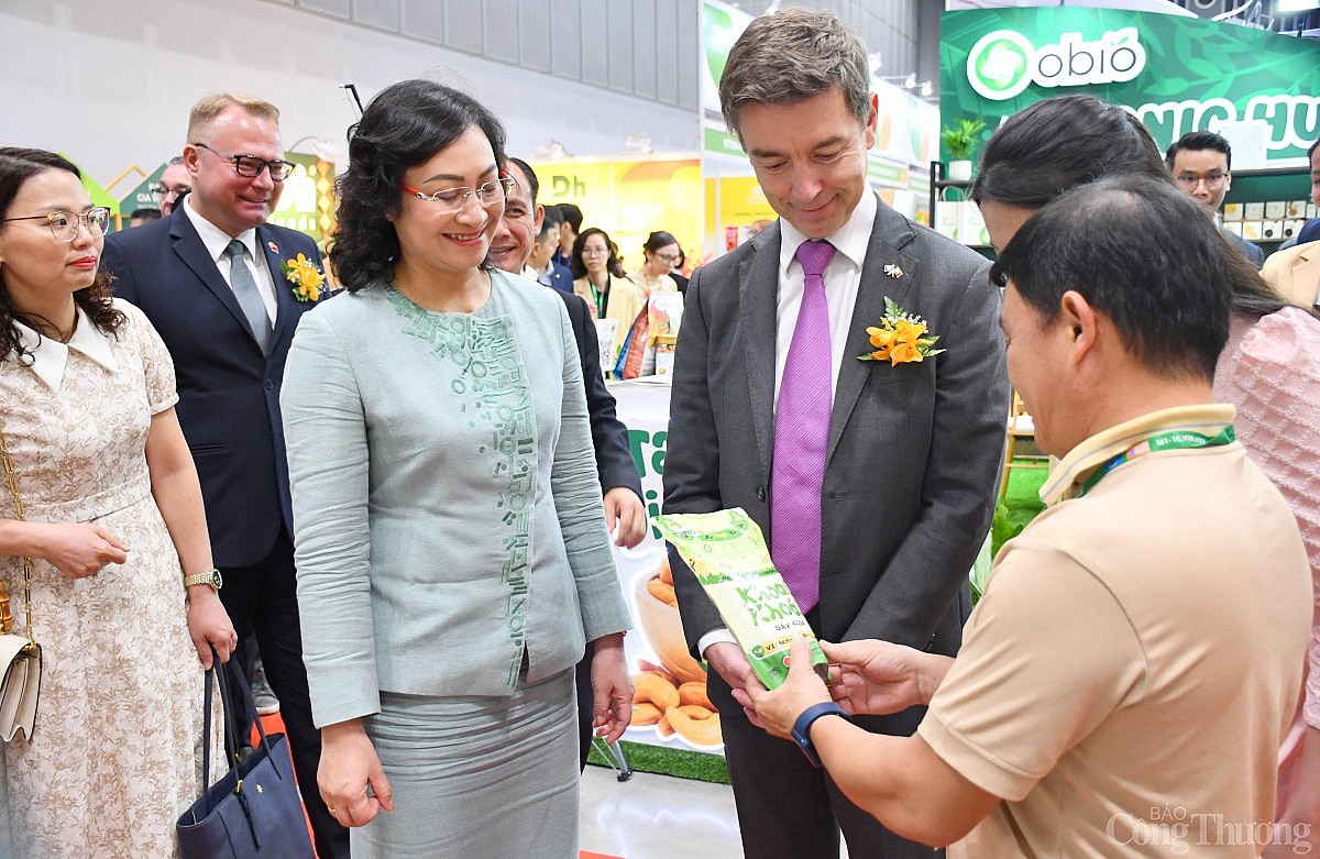 Thứ trưởng Phan Thị Thắng dự khai mạc Triển lãm quốc tế công nghiệp thực phẩm Việt Nam 2024