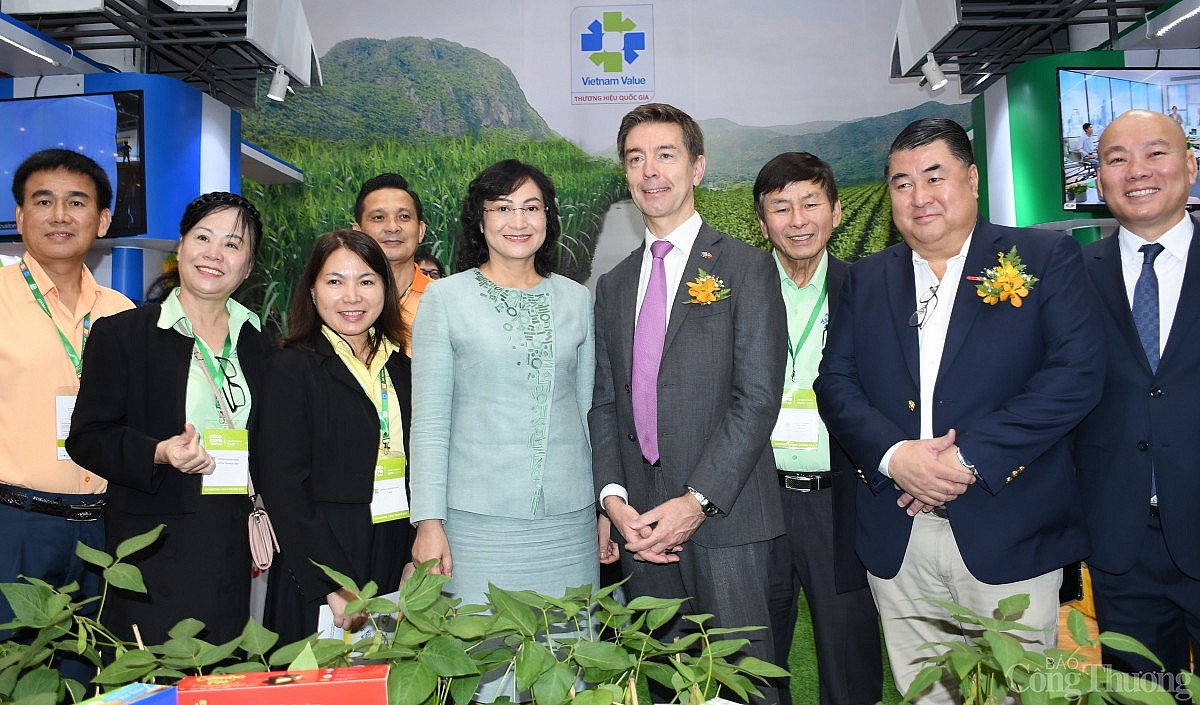 Thứ trưởng Phan Thị Thắng dự khai mạc Triển lãm quốc tế công nghiệp thực phẩm Việt Nam 2024